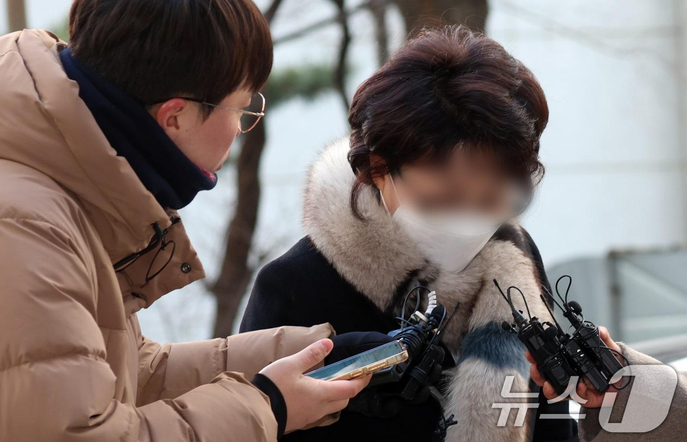 본문 이미지 - 지난 9일 서울 마포구 서울경찰청 공공범죄수사대에서 더불어민주당 김병기 의원 측에 금품을 제공했다는 내용의 탄원서를 작성한 전직 동작구 의원 김 모 씨가 피의자 신분으로 출석하고 있다. 2026.1.9/뉴스1 ⓒ News1 김명섭 기자