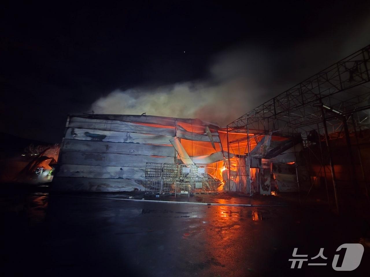 본문 이미지 - 아산 영인면 공장 화재 현장. (아산소방서 제공, 재판매 및 DB금지) / 뉴스1 