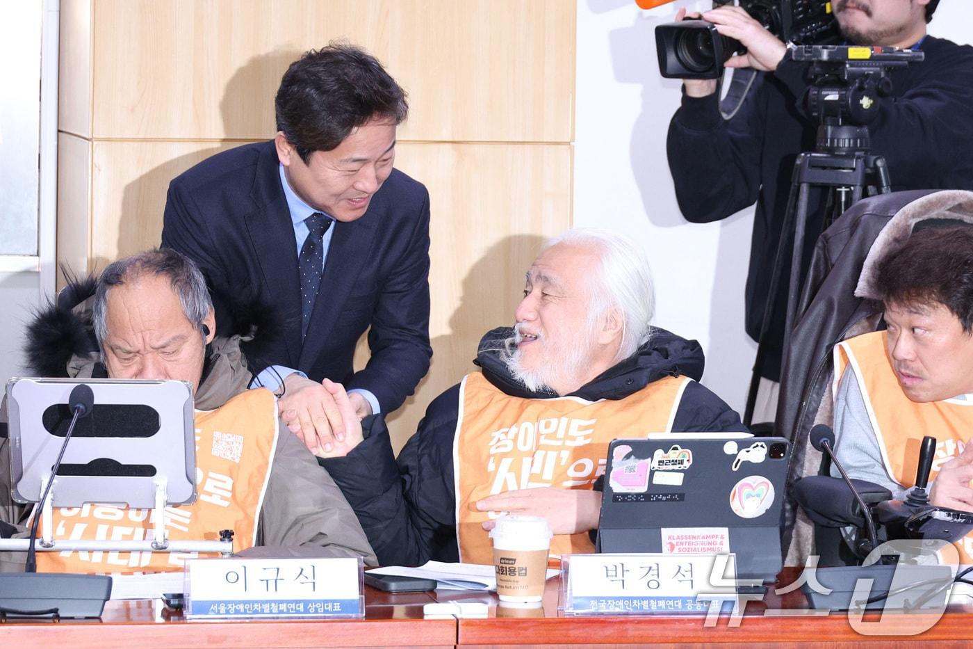 김영배 더불어민주당 의원이 9일 서울 여의도 국회 의원회관에서 열린 전국장애인차별철폐연대와의 대화에서 박경석 공동대표와 인사하고 있다. 2026.1.9/뉴스1 ⓒ News1 신웅수 기자