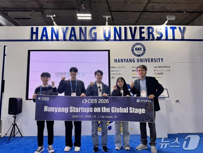 본문 이미지 - 류창완 창업지원단장(오른쪽에서 첫 번째)과 학생창업자들이 CES 2026 한양대 부스 앞에서 기념 촬영을 하고 있다. (한양대 제공) 