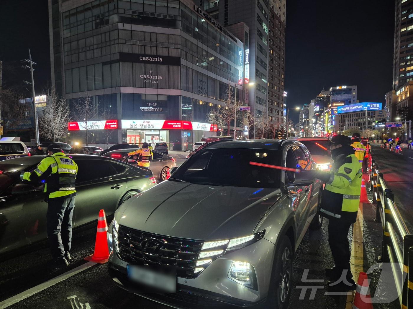 본문 이미지 - 울산남부경찰서가 4일 남구 삼산로에서 음주운전 특별단속을 실시하고 있다.2025.12.5 ⓒ 뉴스1 박정현 기자