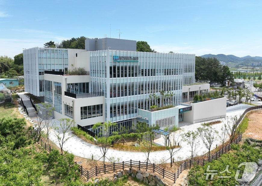 본문 이미지 - 사천시립도서관 전경(사천시 제공.재판매 및 DB금지).