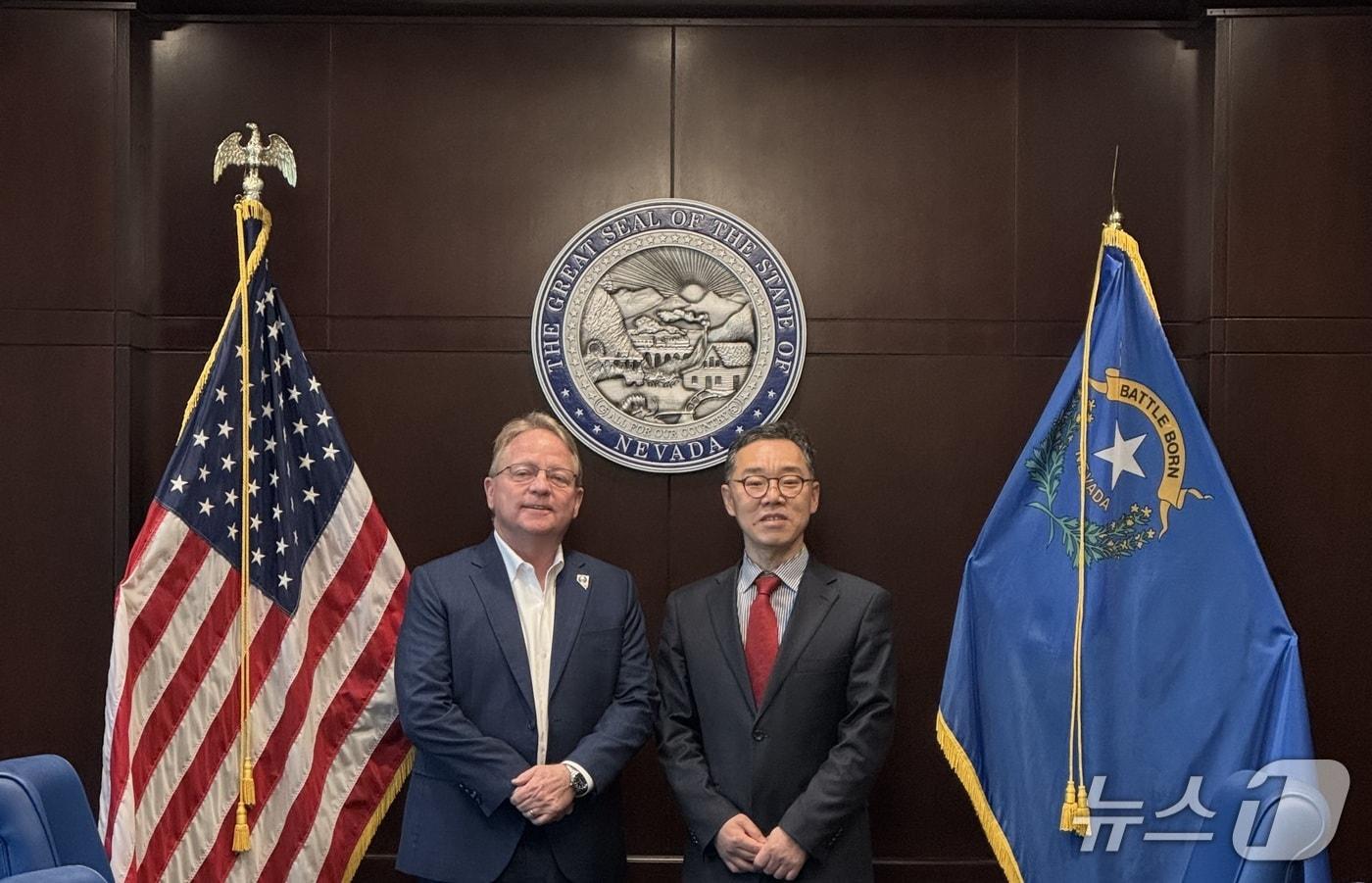 신승한 방송미디어통신위원회 시장조사심의관(오른쪽)이 8일(현지시간) 미국 네바다주 경제청사에서 토마스 제이번즈(Thomas J.Burns) 경제청장과 면담 후 기념촬영하고 있다. 2026.01.09/뉴스1