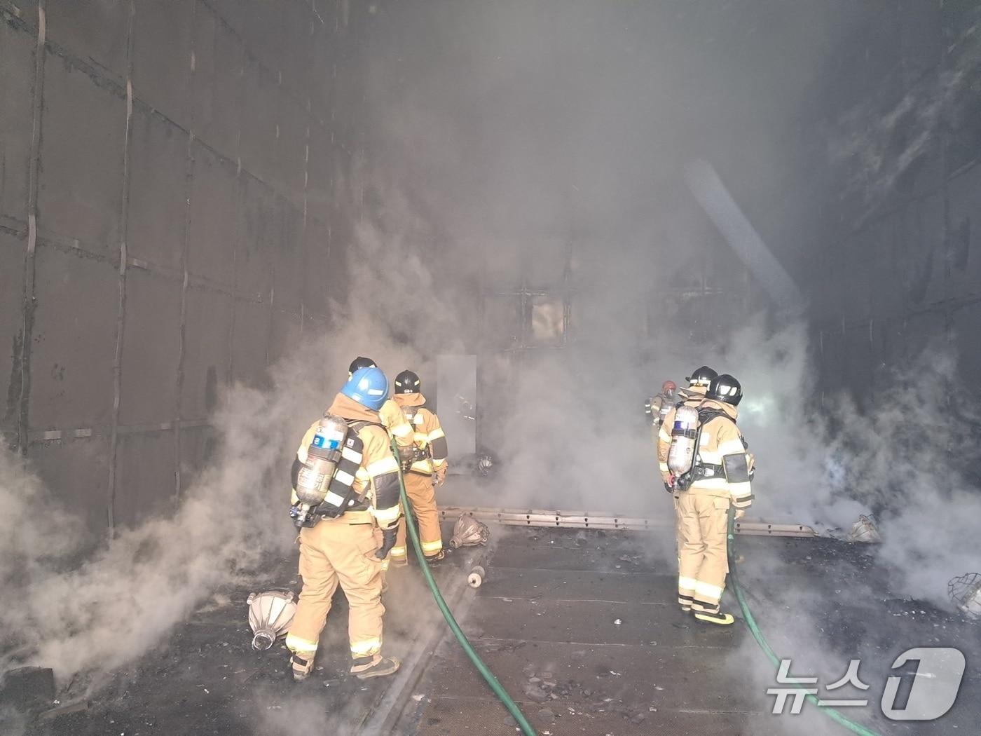 본문 이미지 - 소방 당국이 9일 오전 9시 43분께 울산 울주군 플랜트 공장에서 진화하고 있다.(울산소방본부 제공. 재판매 및 DB금지)/뉴스1