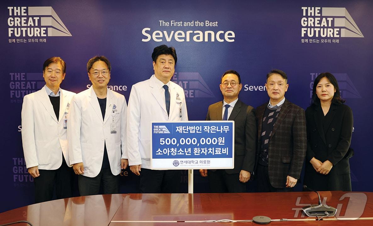 본문 이미지 - 이상철 발전기금사무국장(왼쪽부터), 이상길 대외협력처장, 금기창 연세의료원장, 재단법인 작은나무 김주영 이사장, 노훈 이사, 김정현 팀장이 연세의료원장실에서 기념촬영을 하고 있다(세브란스병원 제공)