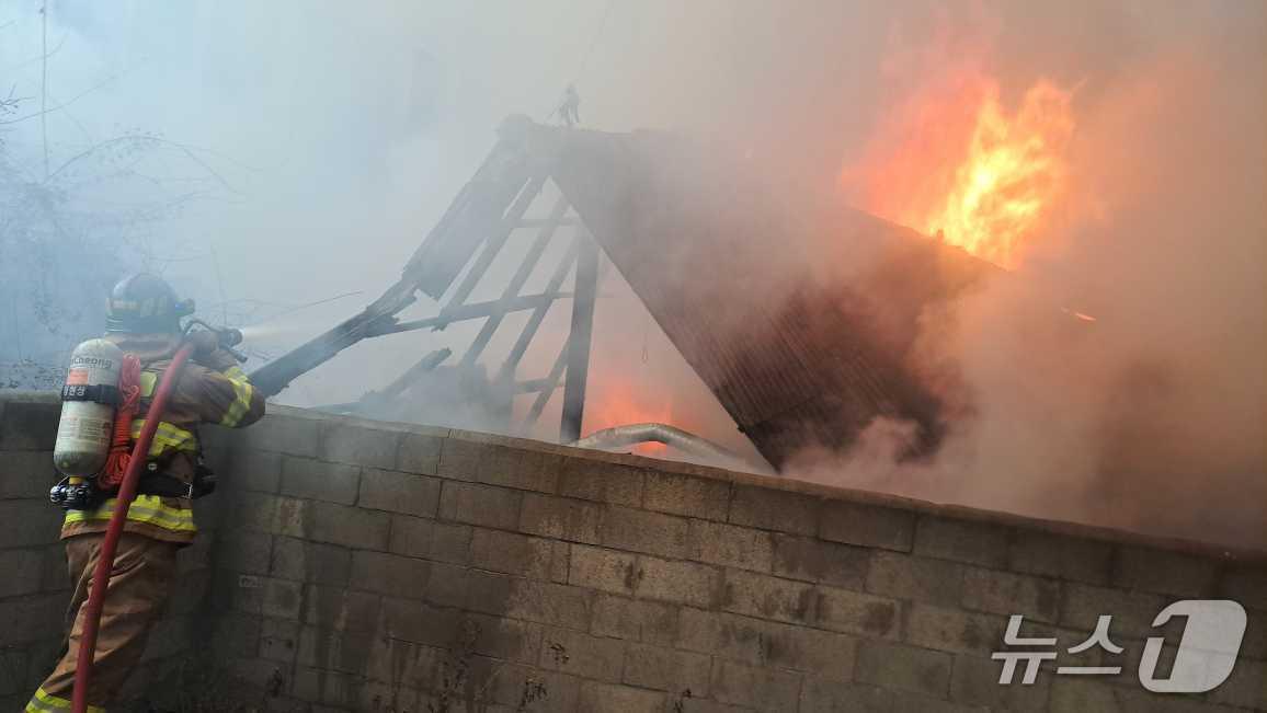 본문 이미지 - 강원 양양군 양양읍 남문리의 한 주택 추정 화재 현장.(강원도소방본부 제공, 재판매 및 DB금지)