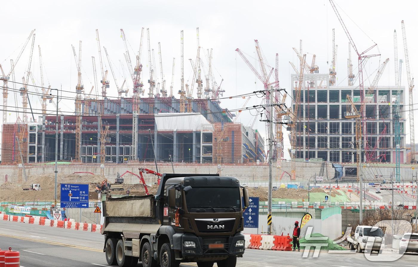 본문 이미지 - 경기도 용인시 처인구 원삼면 용인반도체클러스터 공사현장. (공동취재)  ⓒ 뉴스1