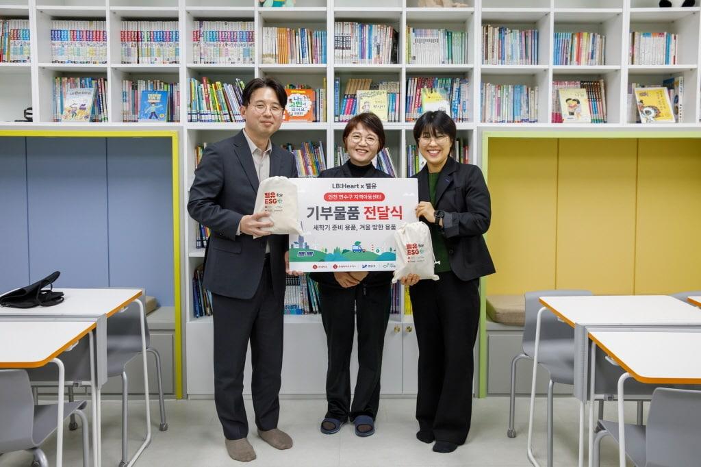 본문 이미지 - 윤영수 롯데바이오로직스 커뮤니케이션부문장(왼쪽부터)과 청학동 지역아동센터 관계자, 정승원 연수구청 일자리정책과장이 기부물품 전달식에서 기념사진을 찍고 있다.(롯데바이오로직스 제공)/뉴스1