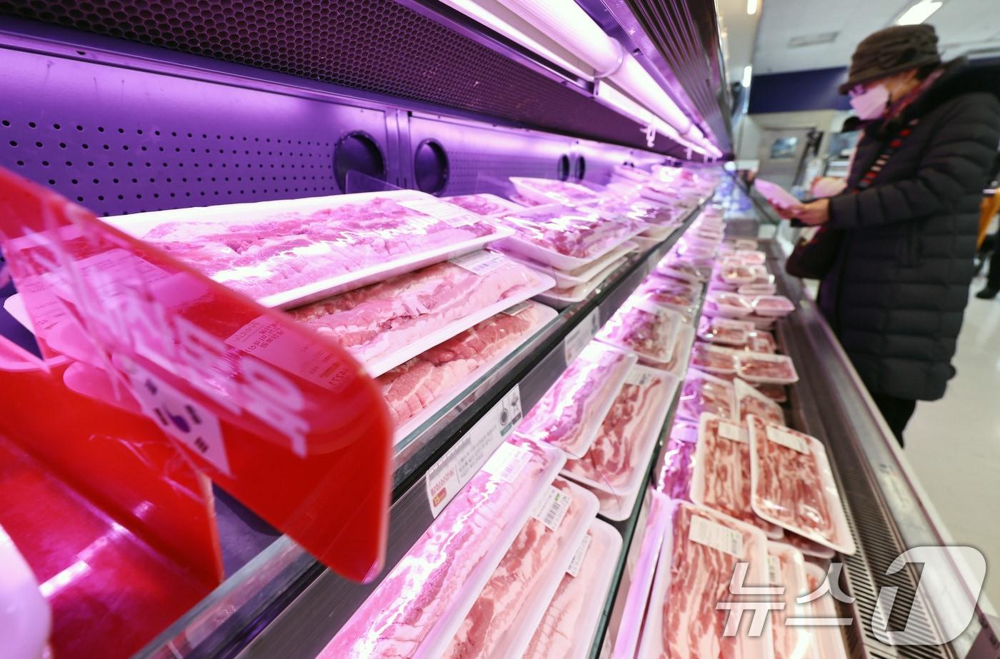 본문 이미지 - 서울의 한 대형마트 돈육 코너에서 시민들이 장을 보고 있다. 2026.1.9 ⓒ 뉴스1 구윤성 기자