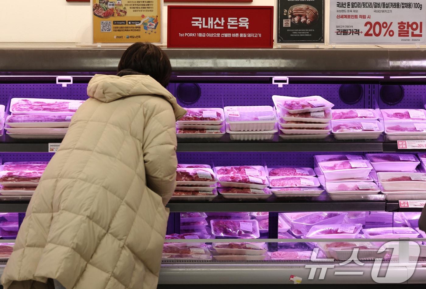 본문 이미지 - 9일 서울의 한 대형마트 돈육 코너에서 시민들이 장을 보고 있다. . 2026.1.9/뉴스1 ⓒ News1 구윤성 기자