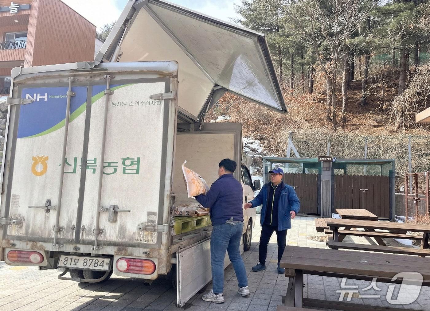 본문 이미지 - 강원도 춘천시 신북읍 국립춘천숲체원에서 춘천 신북농협 직원들이 춘천에서 생산한 소양강쌀을 숲체원 구내식당에 공급하고 있다.(산림청 한국산림복지진흥원 제공.재판매 및 DB금지)/뉴스1