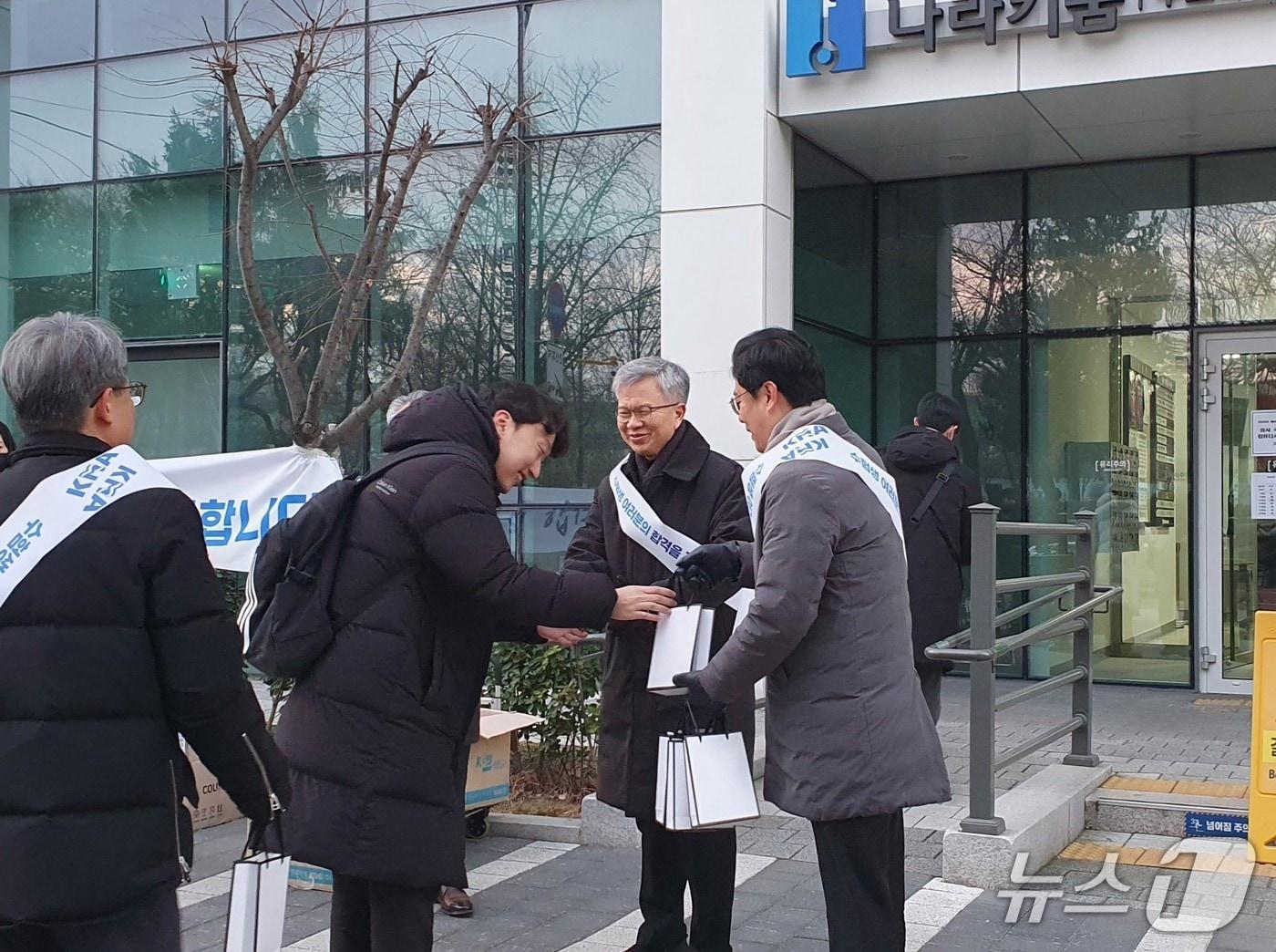 본문 이미지 - 대한의사협회는 9일 오전 한국보건의료인국가시험원(국시원) 서울 구로센터를 방문해 2026년 제90회 의사 국가시험(국시)에 응시한 예비 의사들을 격려했다.