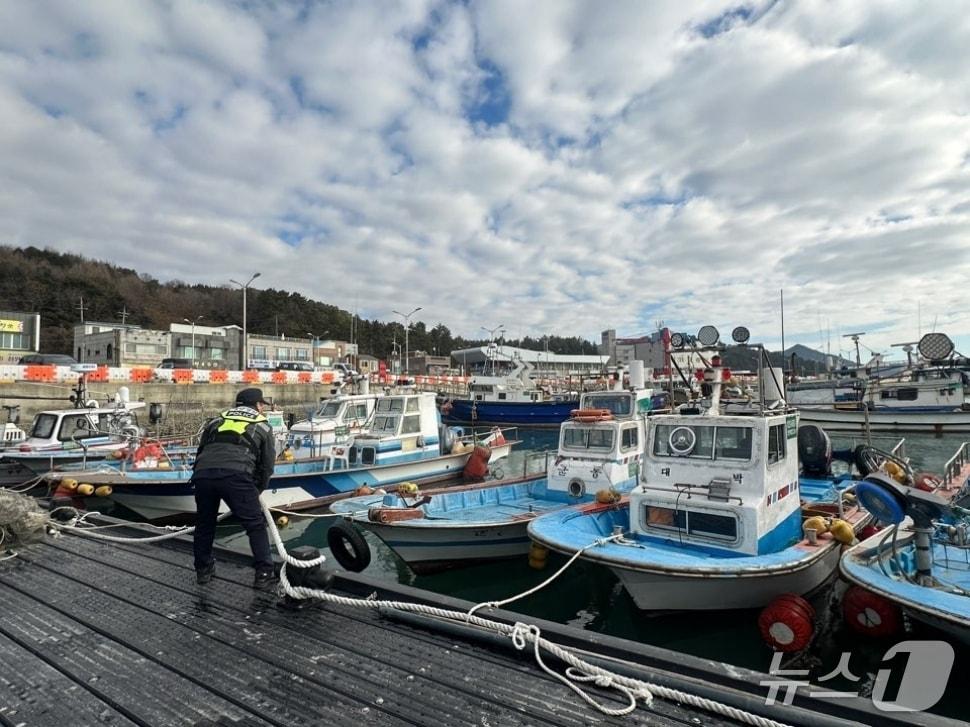 본문 이미지 - 완도해양경찰이 9일 강풍과 높은 파도가 예보됨에 따라 포구, 갯바위, 갯벌, 테트라포드 등 위험지역을 순찰하고 있다.(완도해경 제공. 재판매 및 DB 금지)
