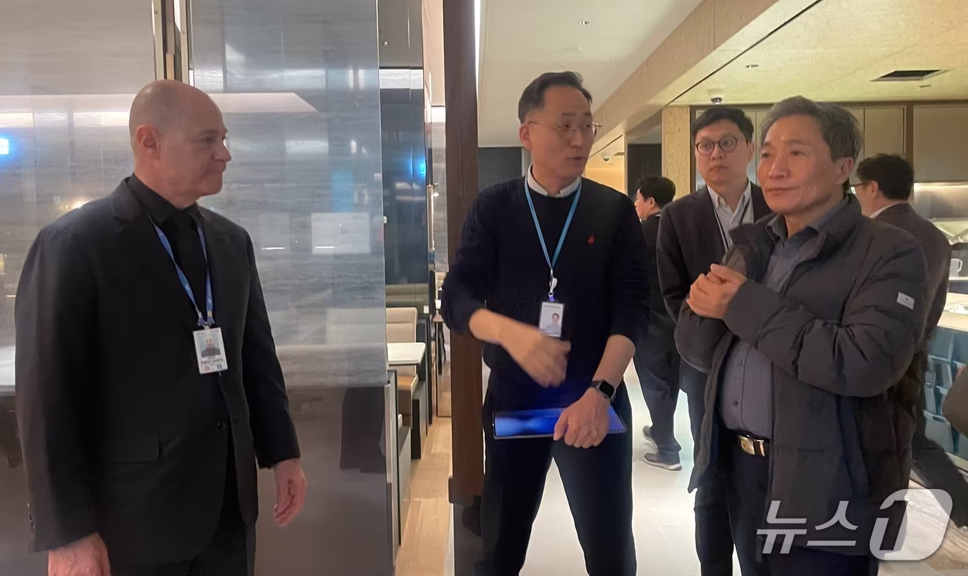 이학재 인천국제공항공사 사장(사진 맨 오른쪽)이 아시아나항공의 제2여객터미널 이전에 대비해 대한항공 데이빗 페이시 부사장(사진 맨 왼쪽)과 라운지 시설을 점검하고 있다.(인천공항공사 제공. 재배포 및 DB금지)2026.1.9/뉴스1