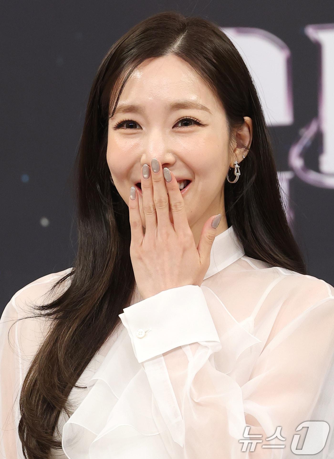 본문 이미지 - 소녀시대 티파니 영이 9일 오후 서울 양천구 목동 SBS에서 열린 오디션 프로그램 '베일드 컵' 제작발표회에 참석해 포즈를 취하고 있다. '베일드 컵'은 오직 목소리만으로 실력을 겨루는 '세상에서 가장 공평한 오디션'이라는 타이틀로 기획 단계부터 화제를 모은 '베일드 뮤지션'의 글로벌 확장판이다. 대한민국, 중국, 일본, 필리핀, 태국, 인도네시아, 베트남, 몽골, 라오스까지 아시아 9개국에서 선발된 톱3가 국가의 자존심을 걸고 펼치는 보컬 국가 대항전이다. 2026.1.9/뉴스1 ⓒ News1 권현진 기자