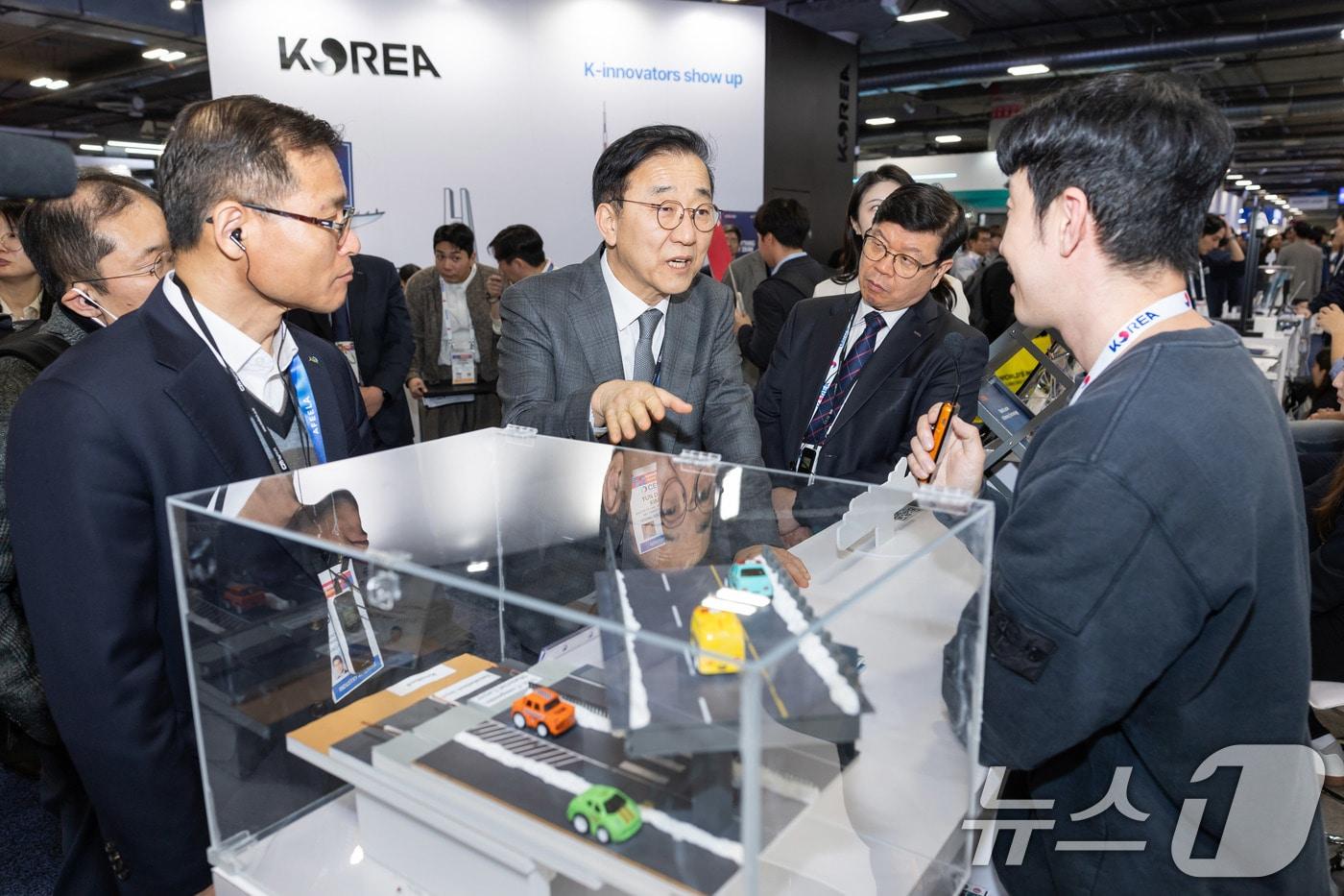 본문 이미지 - 김윤덕 국토교통부 장관이 지난 6일(현지시간) 미국 라스베이거스에서 열린 2026 국제 전자제품 박람회(CES)에 참석해, 통합 한국관 부스를 둘러보고 있다. (국토부 제공. 재판매 및 DB 금지) 2026.1.9/뉴스1 ⓒ News1 박지혜 기자