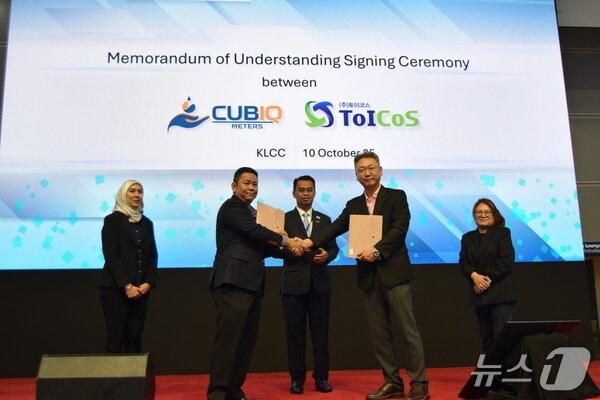 본문 이미지 - 대구 C-Lab 액셀러레이팅 ㈜토이코스가 인공지능(AI) 누수관리 기술 사업화에 나섰다. 사진은 엄준석 토이코스 대표(오른쪽)가 말레이시아 쿠알라룸푸르의 한 기업과 업무협약을 체결한 후 악수를 하는 모습.(대구창조경제혁신센터 제공, 재판매 및 DB 금지)