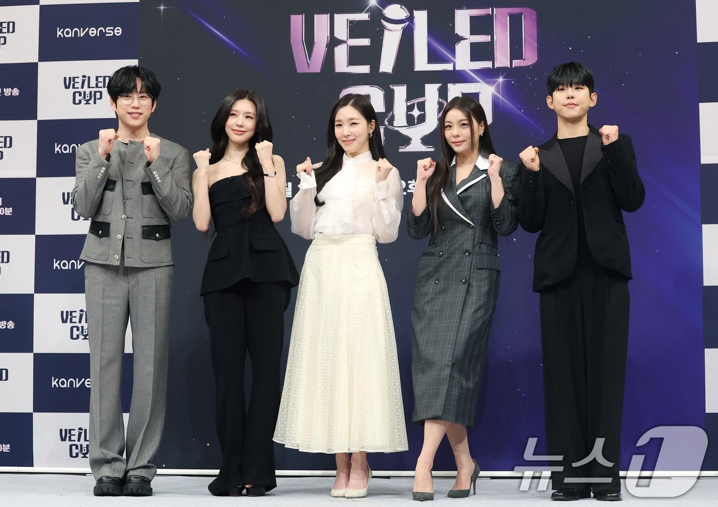 10cm 권정열(왼쪽부터)과 아이들 미연, 소녀시대 티파니 영, 에일리, 폴킴이 9일 오후 서울 양천구 목동 SBS에서 열린 오디션 프로그램 '베일드 컵' 제작발표회에 참석해 포즈를 취하고 있다. '베일드 컵'은 오직 목소리만으로 실력을 겨루는 '세상에서 가장 공평한 오디션'이라는 타이틀로 기획 단계부터 화제를 모은 '베일드 뮤지션'의 글로벌 확장판이다. 대한민국, 중국, 일본, 필리핀, 태국, 인도네시아, 베트남, 몽골, 라오스까지 아시아 9개국에서 선발된 톱3가 국가의 자존심을 걸고 펼치는 보컬 국가 대항전이다. 2026.1.9/뉴스1 ⓒ News1 권현진 기자