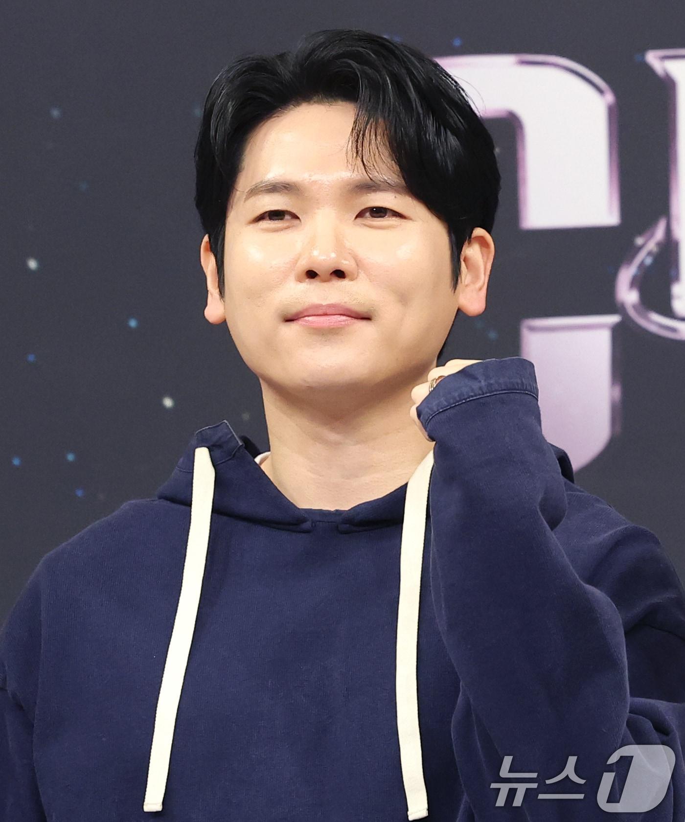 본문 이미지 - 이홍희 PD가 9일 오후 서울 양천구 목동 SBS에서 열린 오디션 프로그램 '베일드 컵' 제작발표회에 참석해 포즈를 취하고 있다. '베일드 컵'은 오직 목소리만으로 실력을 겨루는 '세상에서 가장 공평한 오디션'이라는 타이틀로 기획 단계부터 화제를 모은 '베일드 뮤지션'의 글로벌 확장판이다. 대한민국, 중국, 일본, 필리핀, 태국, 인도네시아, 베트남, 몽골, 라오스까지 아시아 9개국에서 선발된 톱3가 국가의 자존심을 걸고 펼치는 보컬 국가 대항전이다. 2026.1.9/뉴스1 ⓒ News1 권현진 기자