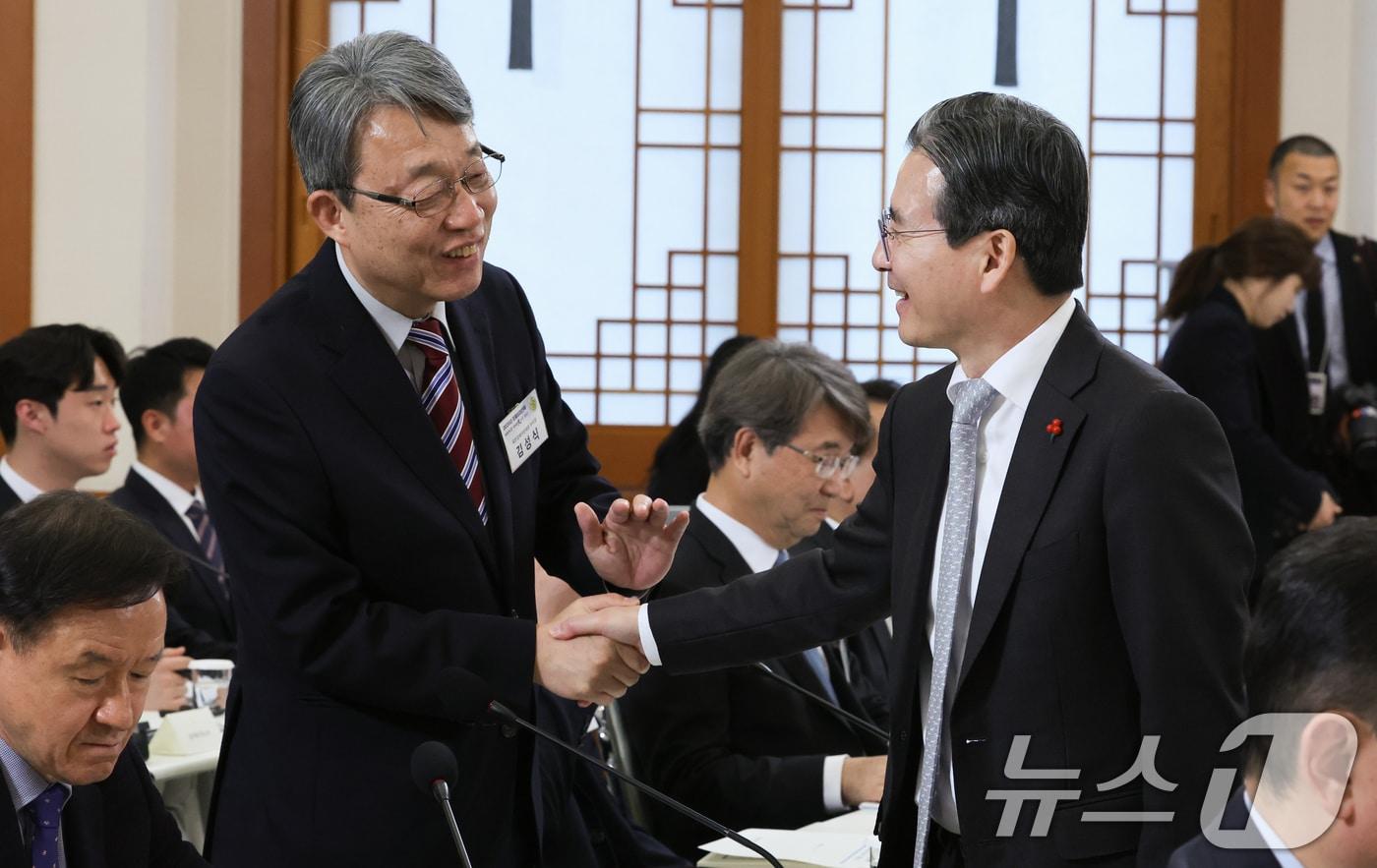 본문 이미지 - 김용범 정책실장과 김성식 국민경제자문회의 부의장이 9일 청와대에서 열린 경제성장전략 국민보고회에서 대화하고 있다. 2026.1.9 ⓒ 뉴스1 허경 기자