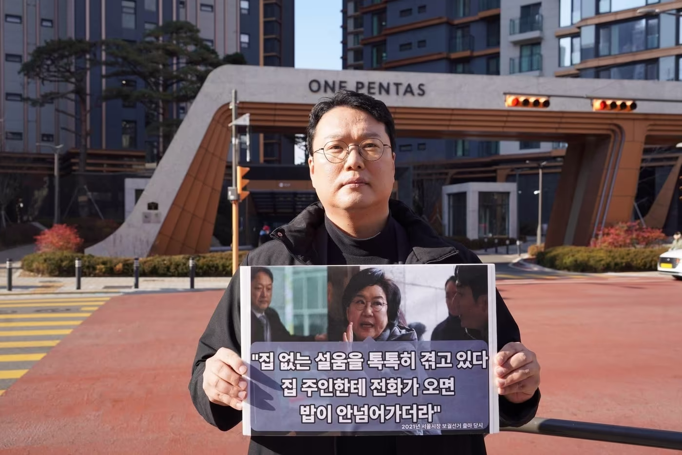 천하람 개혁신당 원내대표가 9일  이 후보자가 거주하고 있는 서울 반포동의 한 아파트를 찾아 이 후보자의 부정청약 의혹에 항의하고 있다. (사진=천 원내대표 페이스북)  