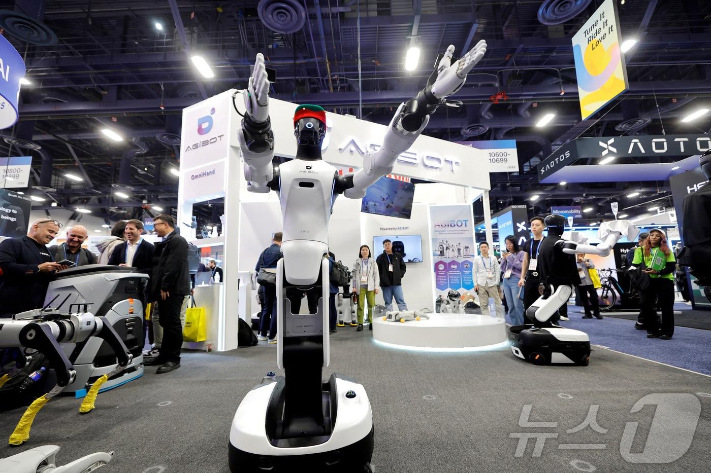본문 이미지 - An AgiBot robot “dances” to music during CES 2026, an annual consumer electronics trade show, in Las Vegas, Nevada, U.S. January 6, 2026. REUTERS/Steve Marcus ⓒ 로이터=뉴스1