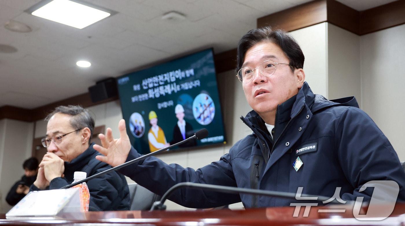 본문 이미지 - 김영훈 고용노동부 장관이 9일 경기 화성시 화성시청 상황실에서 열린 소규모 사업장에 대한 산업재해 예방·대응방안 간담회에서 발언하고 있다. (고용노동부 제공. 재판매 및 DB 금지) 2026.1.9 ⓒ 뉴스1 박지혜 기자