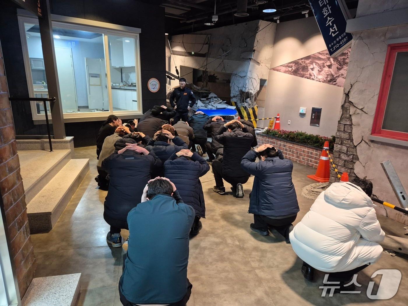본문 이미지 - 9일 오전 10시께 울산 북구 울산안전체험관에서 지진재난체험 참여자들이 야외에서 지진 발생 시 급소를 보호하는 방법을 배우고 있다.2026.1.9/뉴스1ⓒ 뉴스1 박정현 기자