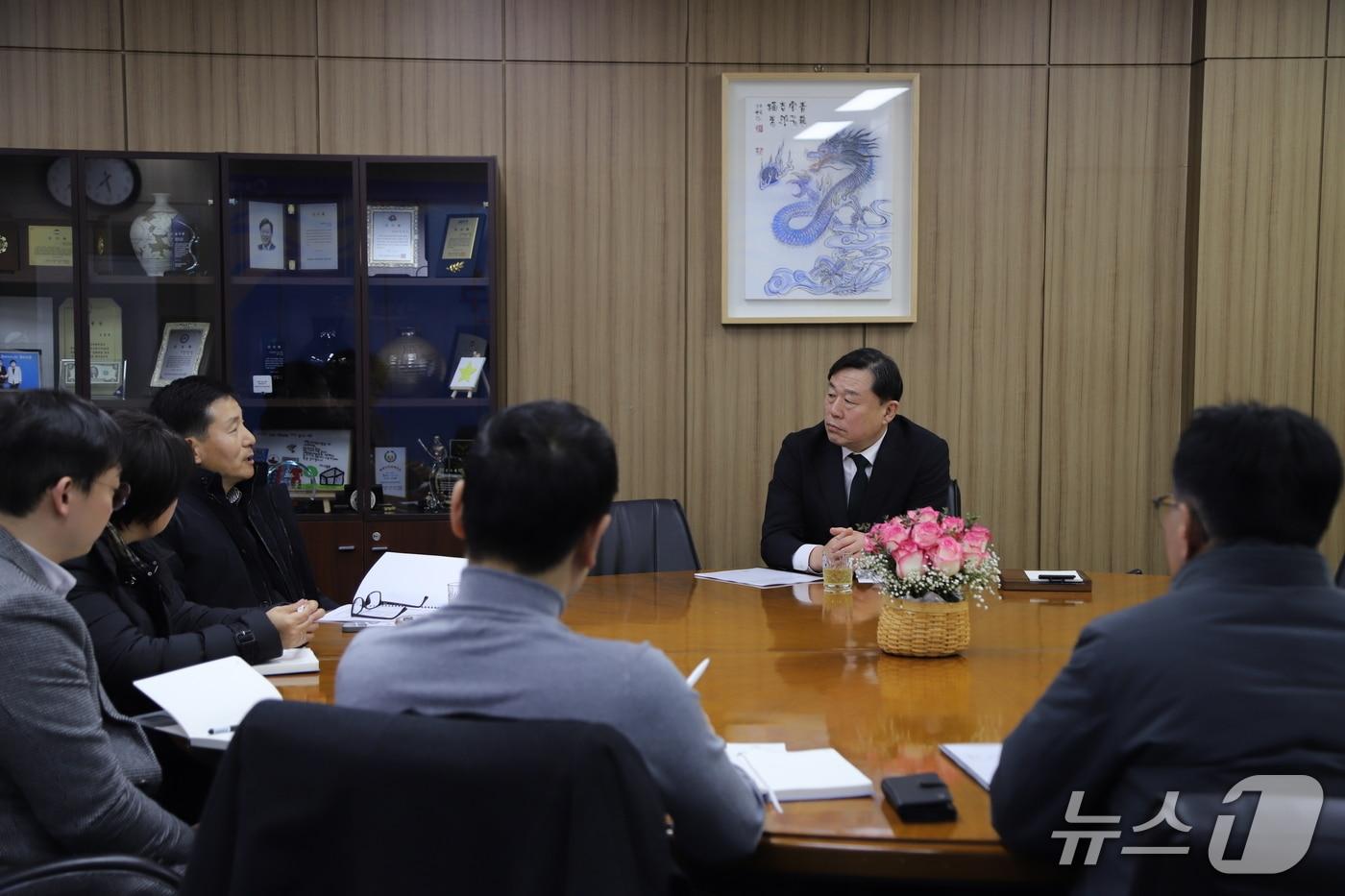 김종훈 울산 동구청장이 지난 7일 풍력에너지 관련 전문가 및 기업인들을 만나 울산의 재생에너지 발전방향과 현황에 대해 간담회를 가졌다.(진보당 울산시당 제공. 재판매 및 DB금지)/뉴스1