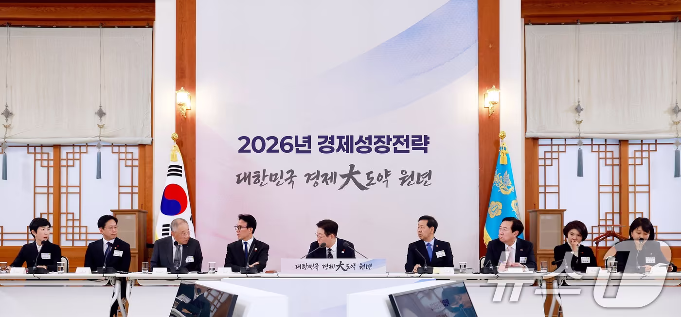 이재명 대통령이 9일 청와대에서 열린 경제성장전략 국민보고회에서 류진 한국경제인협회장과 대화하고 있다. (청와대통신사진기자단) 2026.1.9/뉴스1 ⓒ News1 허경 기자