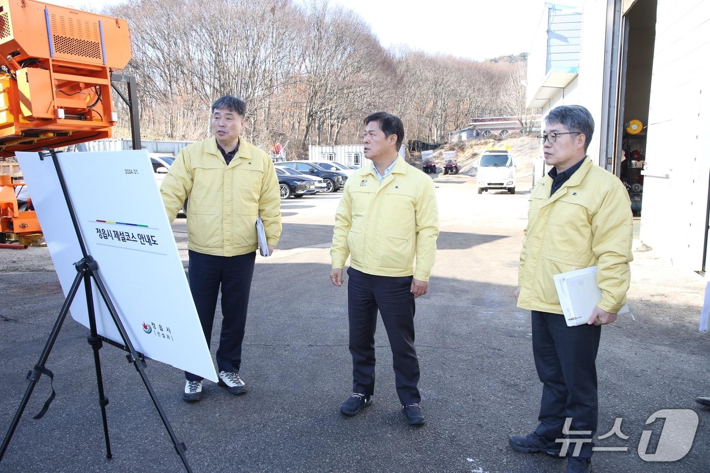 9일 이학수 정읍시장이 관내 한  제설 자재 보관 창고를 찾아 긴급 현장 점검을 실시하고 있다.(정읍시 제공. 재판매 및 DB금지)/뉴스1