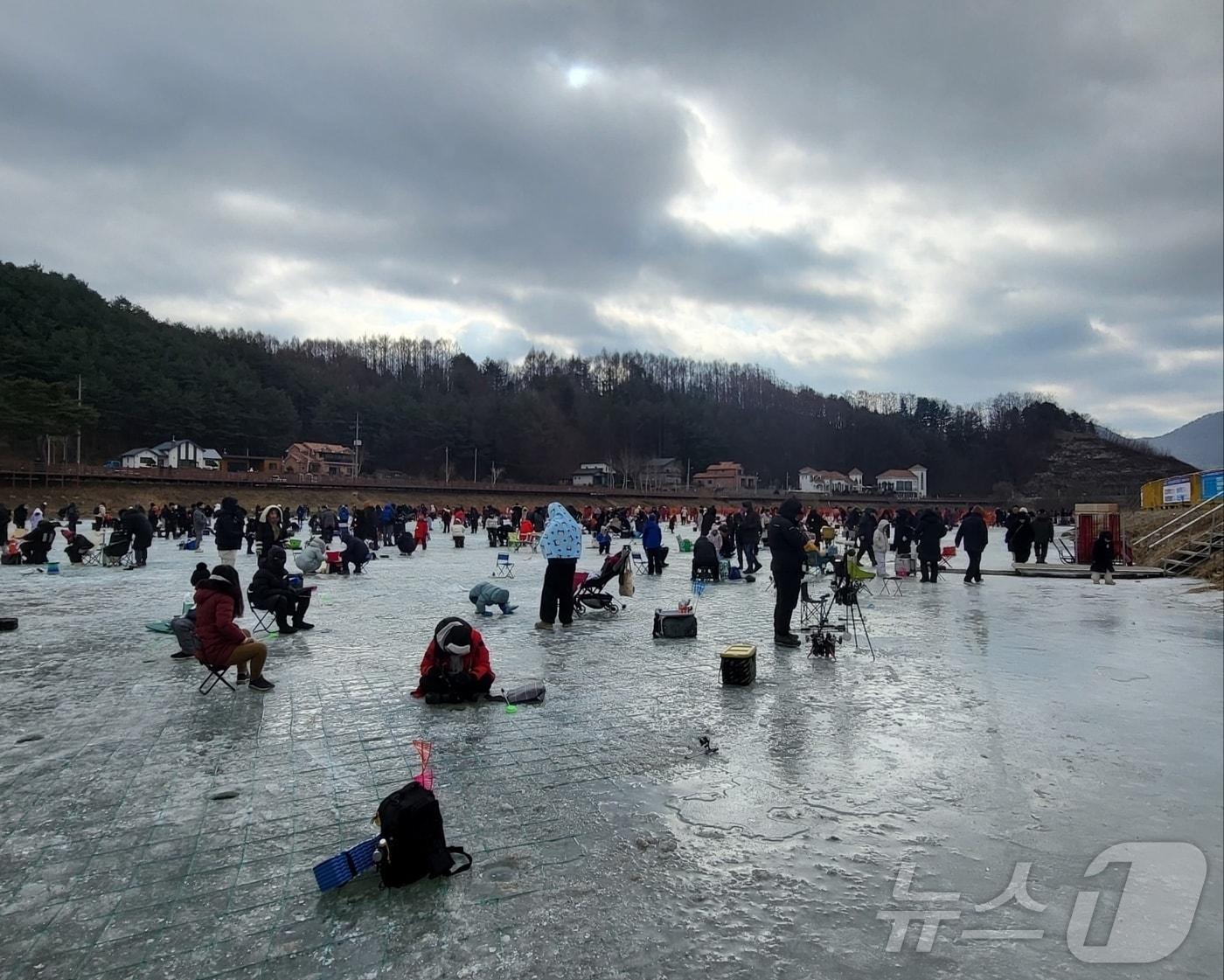 본문 이미지 - 제17회 평창송어축제가 지난 9일 강원 평창군 진부면 오대천 일원에서 개막한 가운데 관광객들이 축제장에서 얼음낚시에 나서고 있다. 2026.1.9/뉴스1 ⓒ News1 신관호 기자