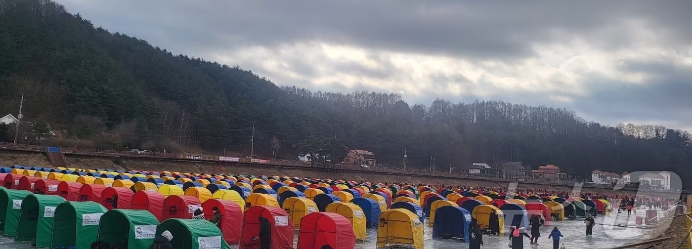 제17회 평창송어축제가 9일 강원 평창군 진부면 오대천 일원에서 개막한 가운데 관광객들이 축제장에서 얼음낚시에 나서고 있다. 2026.1.9/뉴스1 ⓒ News1 신관호 기자