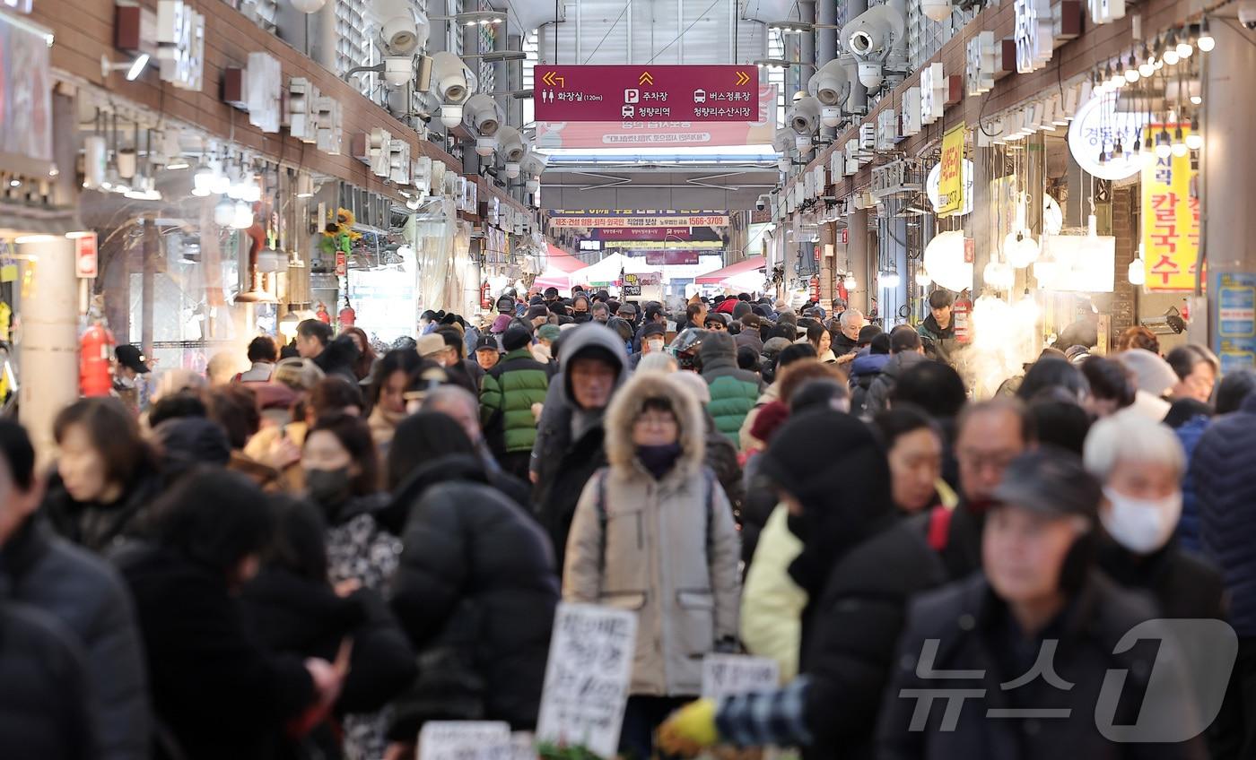 서울 동대문구 경동시장에서 시민들이 장을 보고 있다. 2026.1.9/뉴스1 ⓒ News1 김성진 기자