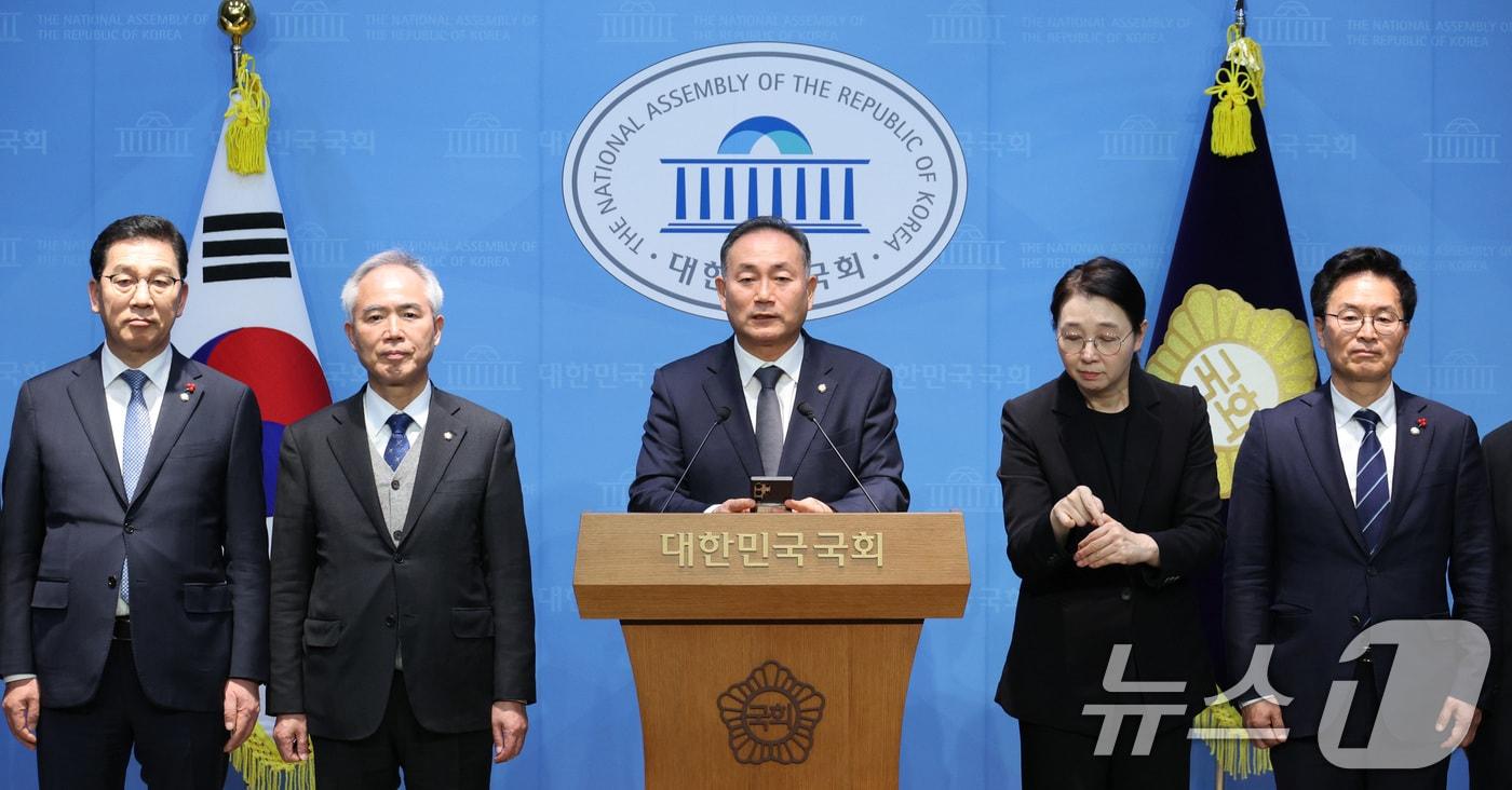 김원이 더불어민주당 전남도당위원장과 양부남 광주시당위원장 등이 9일 서울 여의도 국회 소통관에서 광주전남 통합 관련 청와대 오찬간담회 브리핑을 하고 있다. 2026.1.9/뉴스1 ⓒ News1 신웅수 기자