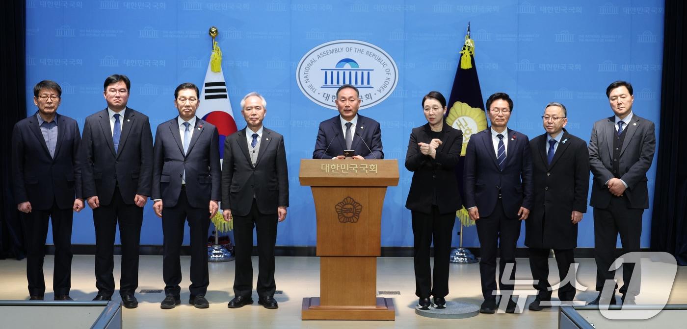 김원이 더불어민주당 전남도당위원장과 양부남 광주시당위원장 등이 9일 서울 여의도 국회 소통관에서 광주전남 통합 관련 청와대 오찬간담회 브리핑을 하고 있다. 2026.1.9/뉴스1 ⓒ News1 신웅수 기자