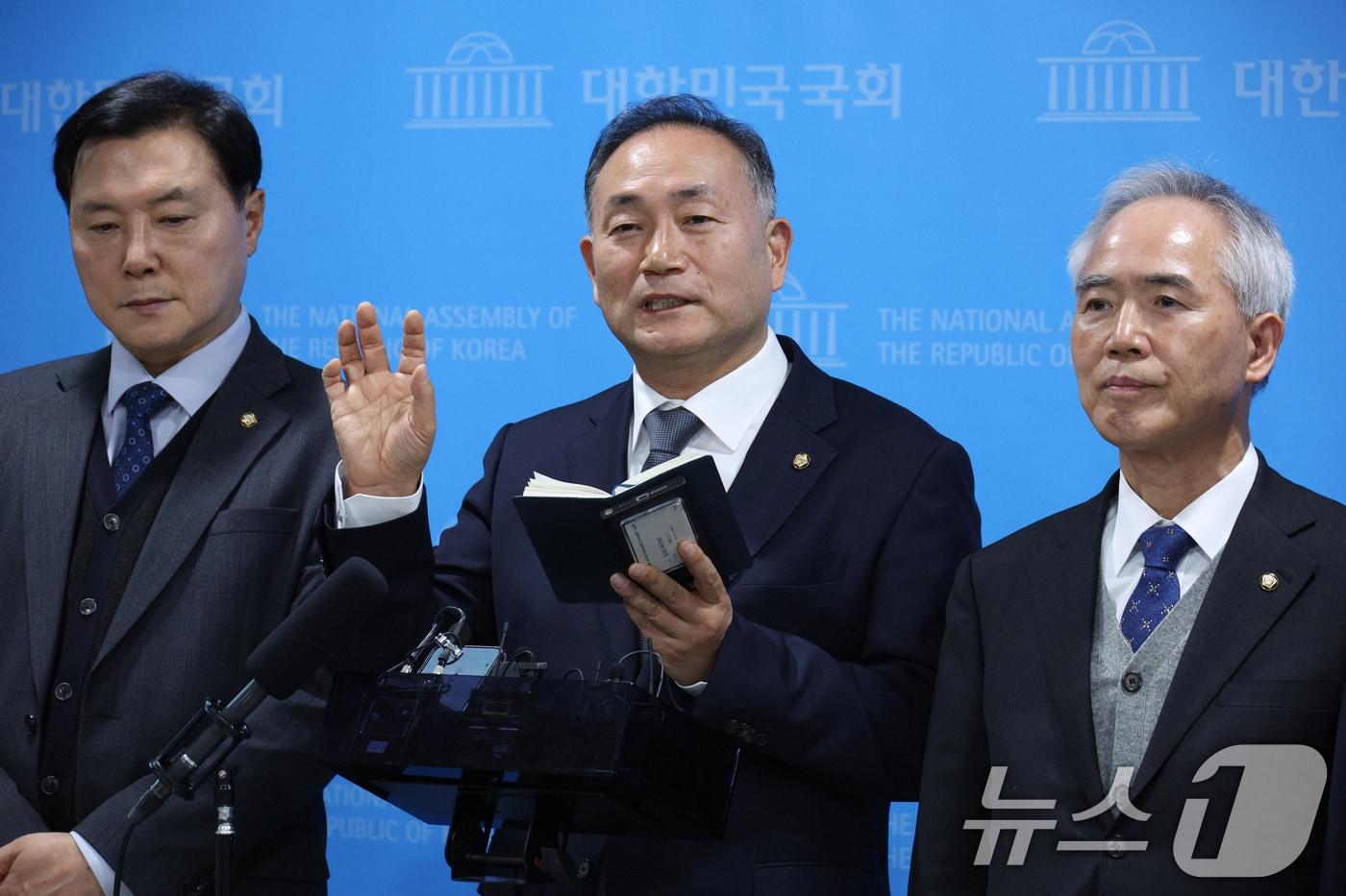 김원이 더불어민주당 전남도당위원장과 양부남 광주시당위원장 등이 9일 서울 여의도 국회 소통관에서 광주전남 통합 관련 청와대 오찬간담회 브리핑을 하고 있다. 2026.1.9/뉴스1 ⓒ News1 신웅수 기자