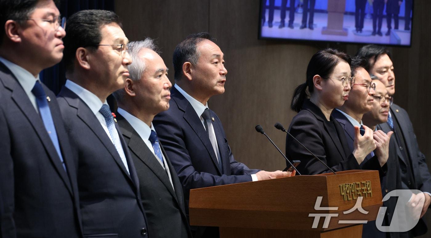 김원이 더불어민주당 전남도당위원장과 양부남 광주시당위원장 등이 9일 서울 여의도 국회 소통관에서 광주전남 통합 관련 청와대 오찬간담회 브리핑을 하고 있다. 2026.1.9/뉴스1 ⓒ News1 신웅수 기자