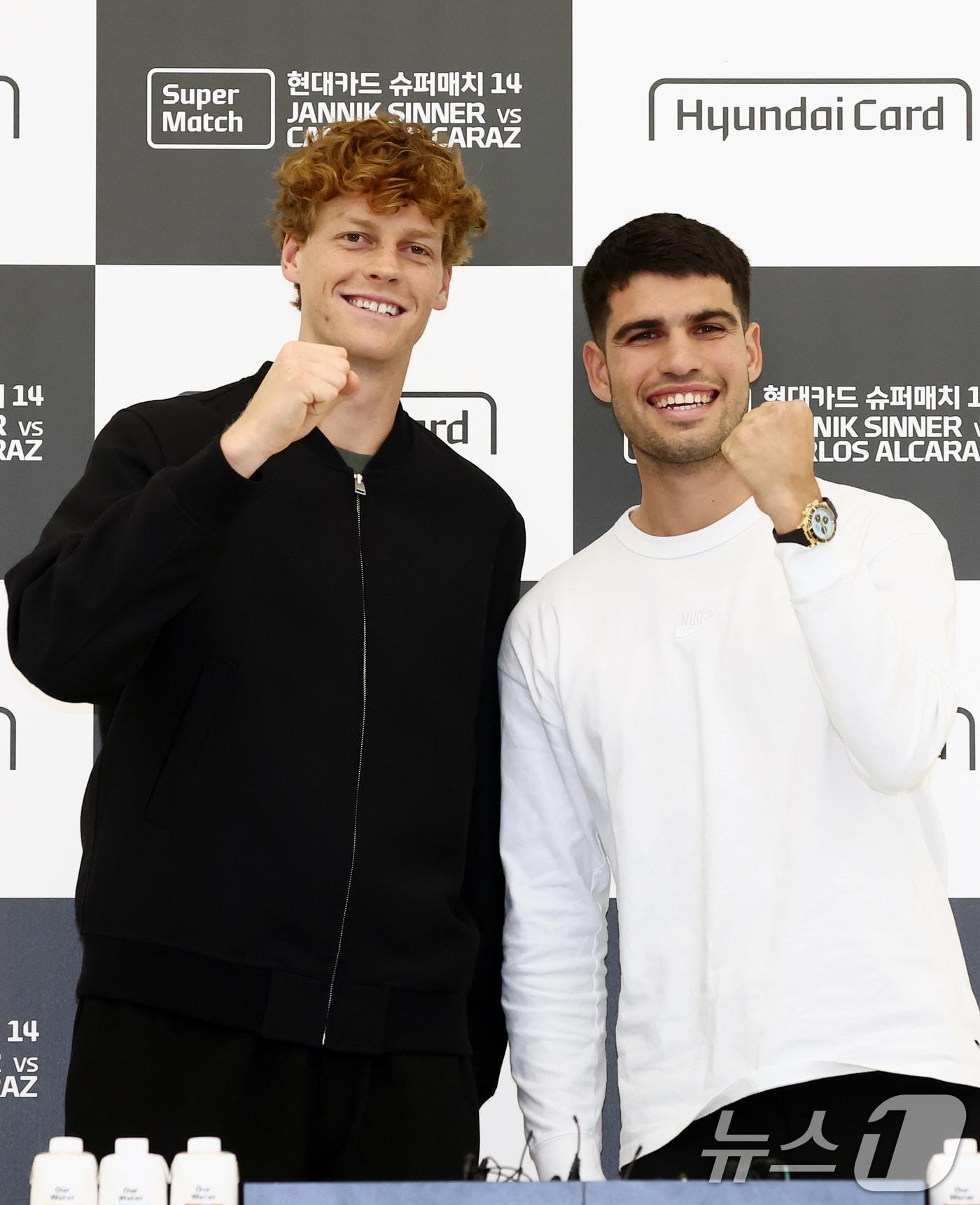 본문 이미지 - 카를로스 알카라스와 얀니크 신네르가 9일 오후 서울 영등포구 현대카드 본사에서 열린 '현대카드 슈퍼매치 14' 기자회견에서 기념촬영을 하고 있다. 세계 남자 테니스계를 양분하고 있는 알카라스와 신네르는 오는 10일 인천 중구 인스파이어 아레나에서 열리는 '현대카드 슈퍼매치 14'에서 맞대결을 펼친다. 2026.1.9/뉴스1 ⓒ News1 김민지 기자