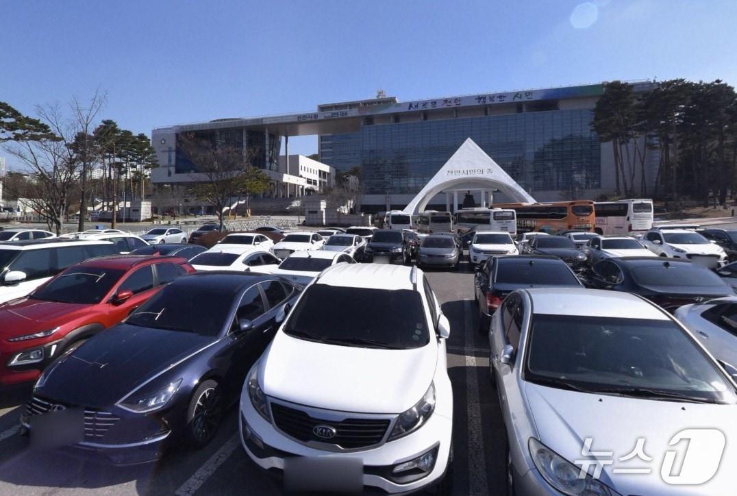 본문 이미지 - 천안종합운동장 주차장.(네이버 거리뷰 화면)