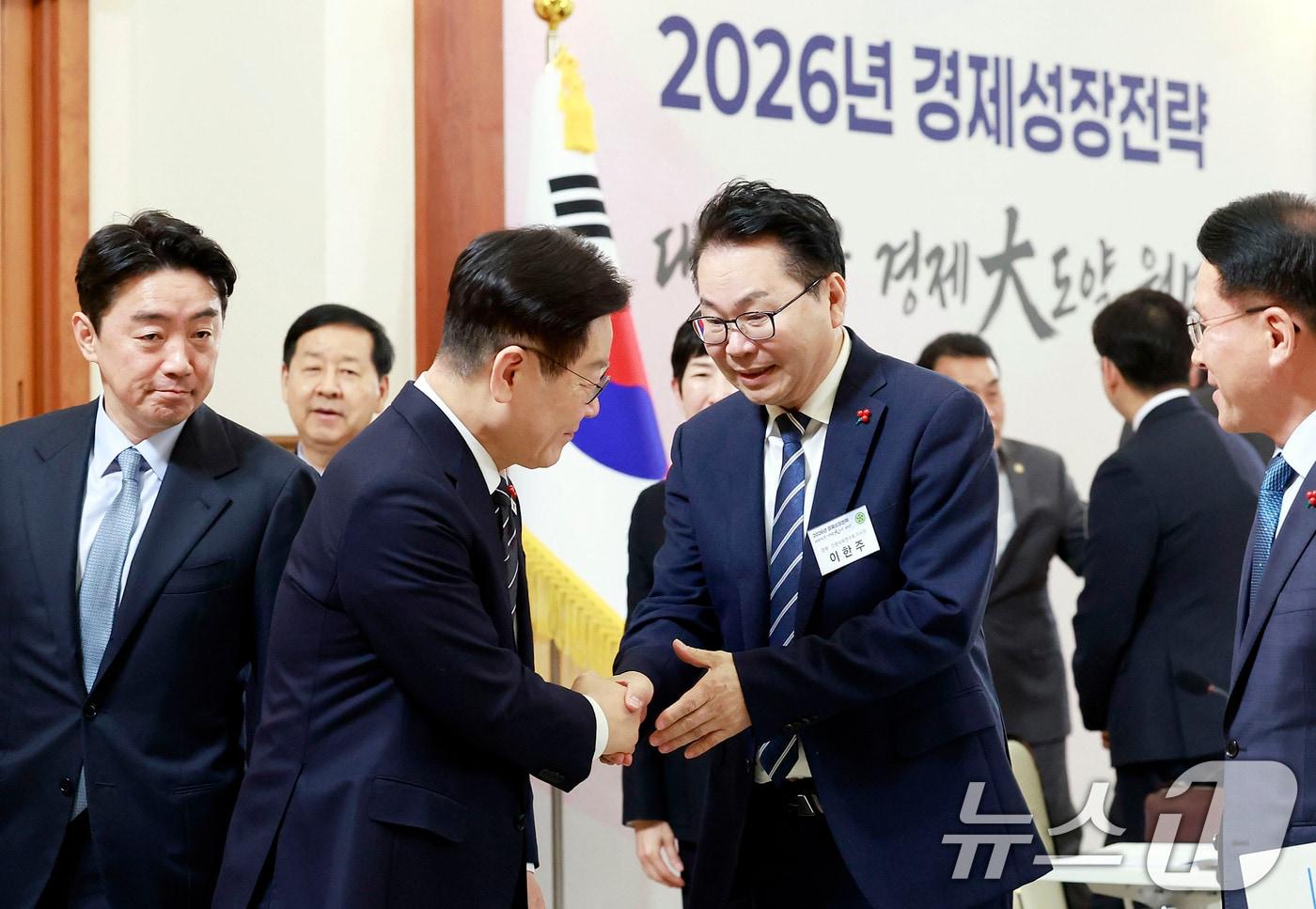 본문 이미지 - 이한주 경제인문사회연구회 이사장이 지난 9일 청와대에서 열린 경제성장전략 국민보고회에서 악수하는 모습. (청와대통신사진기자단) 2026.1.9/뉴스1 ⓒ News1 허경 기자