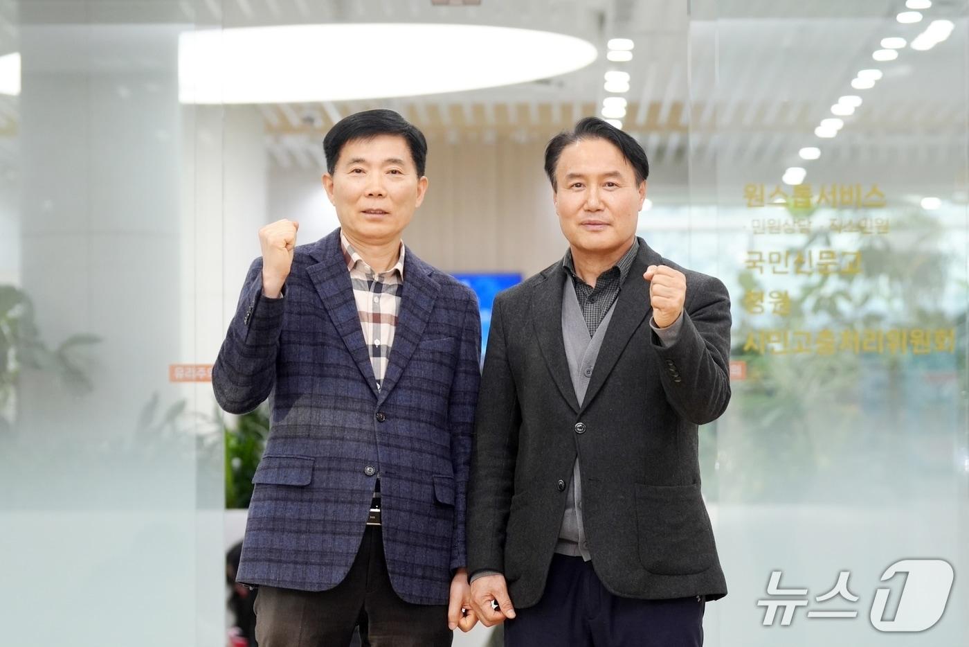 김원규 경기 수원시 특이민원전문대응관(오른쪽)과 박도신 갈등조정관. (수원시 제공. 재판매 및 DB 금지) 2026.1.9/뉴스1 