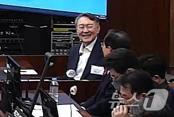 본문 이미지 - 윤석열 전 대통령이 9일 서울 서초구 서울중앙지방법원에서 열린 내란 우두머리 혐의 1심 결심 공판에서 미소를 짓고 있다. (서울중앙지방법원 제공 영상 캡쳐. 재판매 및 DB 금지) 2026.1.9/뉴스1 ⓒ News1 임세영 기자