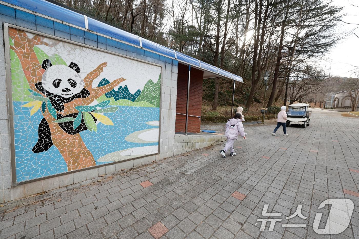 9일 이재명 대통령이 시진핑 중국 국가주석에게 판다 한 쌍의 광주 우치동물원 대여를 제안한 가운데 대여가 성사 됐을때 들어설 광주 우치동물원의 판다전용 사육시설이 들어설 부지. 우연하게도 부지안 화장실 벽에 판다 벽화가 부착돼있다. ⓒ News1 김태성 기자