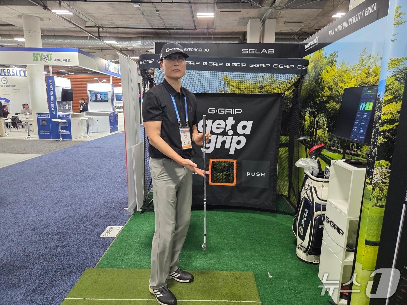 본문 이미지 - 에스지랩이 CES 2026에 마련한 부스에서 조에디 대표가 포즈를 취하고 있다. 2026.1.8/뉴스1 ⓒ News1 박기호 기자 