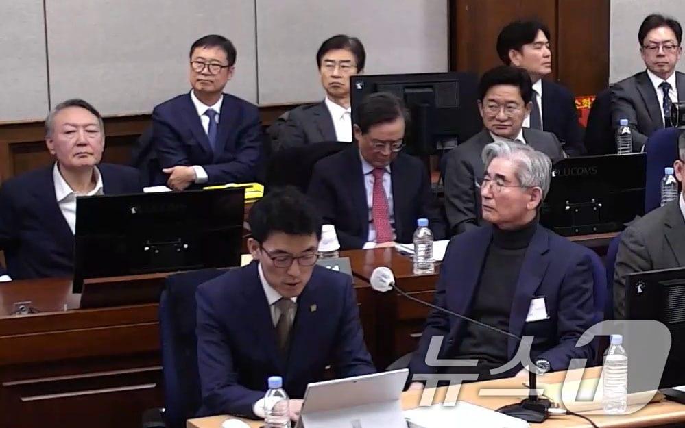 본문 이미지 - 윤석열 전 대통령과 김용현 전 국방부 장관. (서울중앙지방법원 제공 영상 캡처. 재판매 및 DB 금지) ⓒ 뉴스1