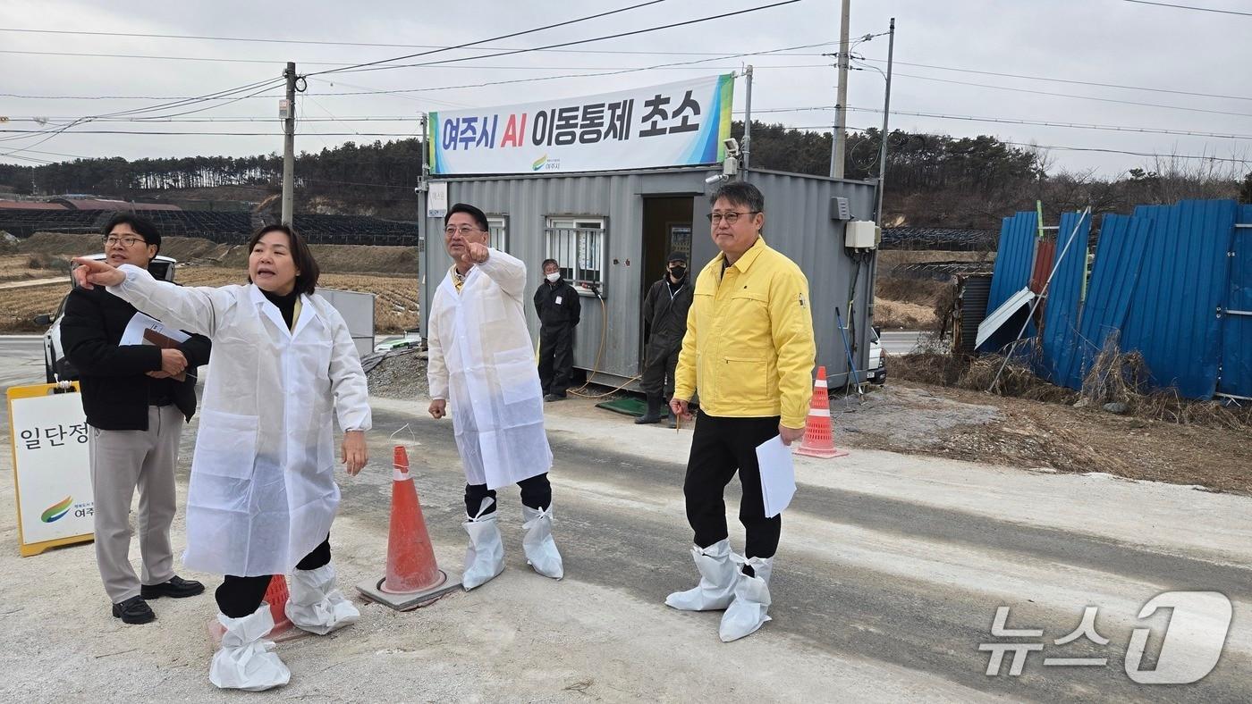 박정훈 식량정책실장(가운데)이 9일 경기도 여주시 소재 거점소독시설과 통제초소를 방문해 고병원성 조류인플루엔자(AI) 방역관리 상황과 출입 통제·소독 관리 실태 등을 점검하고 있다. (농식품부 제공) /2026.1.9/
