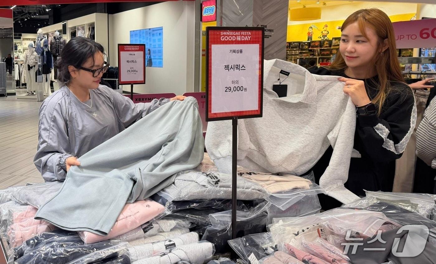신세계백화점 센텀시티 관계자들이 젝시믹스의 옷들을 소개하고 있다.(신세계 센텀시티 제공. 재판매 및 DB 금지