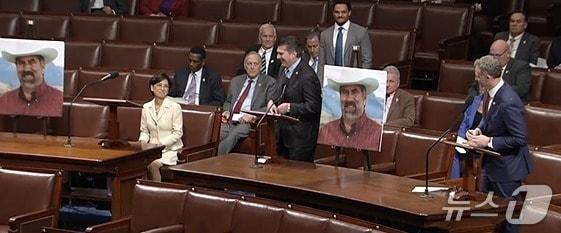 본문 이미지 - 8일(현지시간) 미국 워싱턴DC 국회의사당 하원 본회의장에서 블레이크 무어(공화·유타) 의원이 한국계인 영 김 의원(공화·캘리포니아)에게 한국어로 인사말을 건내고 있다. (사진=미국 의회 영상 기록 갈무리)