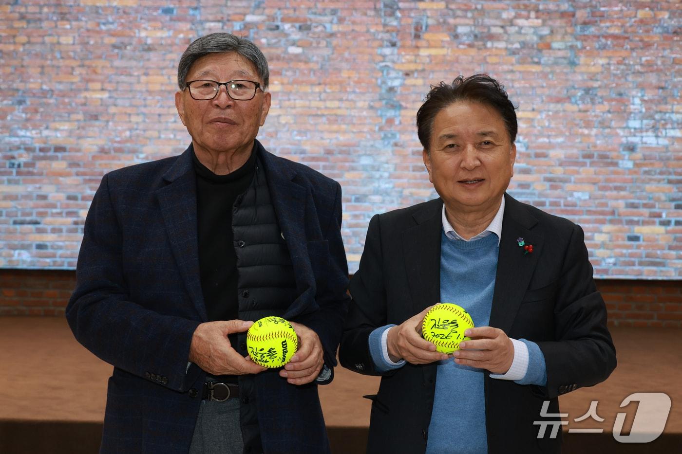 김영환 충북지사와 김응용 전 감독이 9일 충북형 다목적 돔구장 건립 관련 간담회 뒤 기념촬영을 하고 있다. (충북도 제공. 재판매 및 DB금지)
